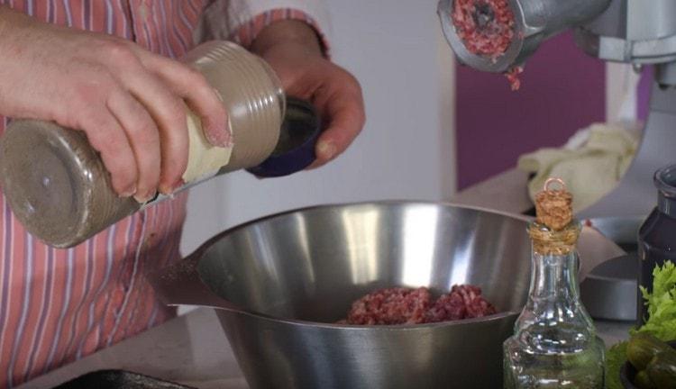 Sare, piper carne tocată.