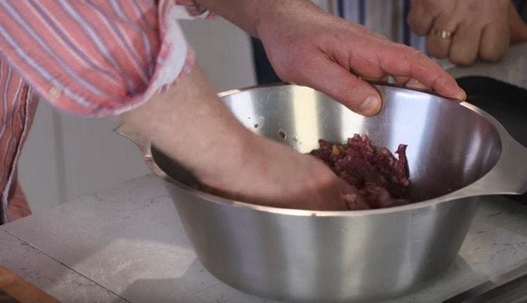 Frământați bine și bateți carnea tocată.