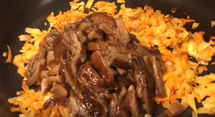 הוסף פטריות לירקות.