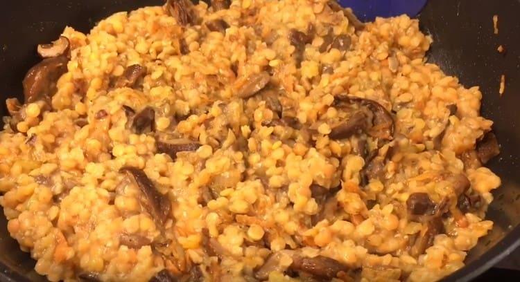 מערבבים את החומרים והתבשיל מוכן להגשה.