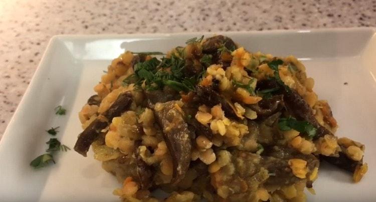 עדשים עם פטריות יהיו טעימות עוד יותר אם מוגשות עם עשבי תיבול קצוצים דק.