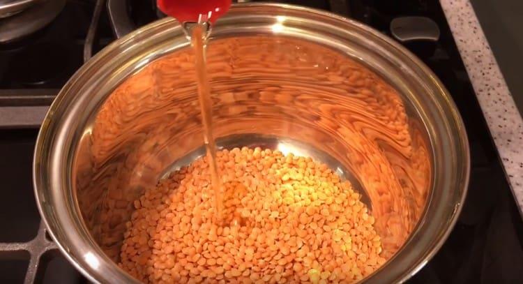 הוסיפו מלח ושמן צמחי לעדשים.