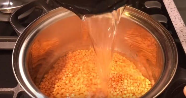 הוסף מים והכניס את העדשים לבישול.