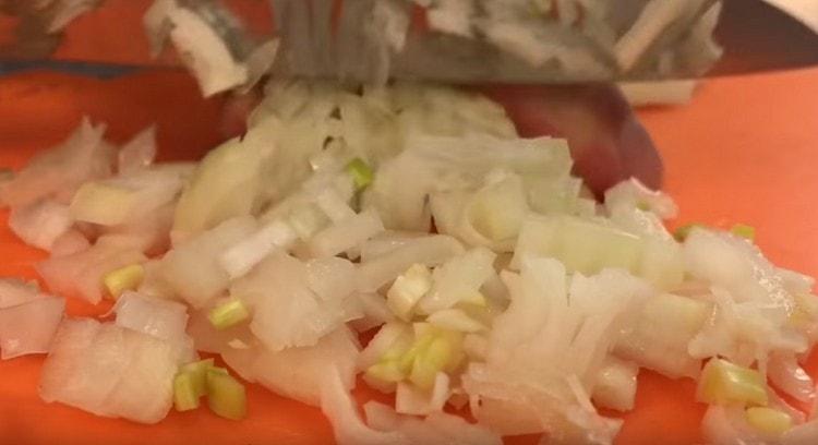 טוחנים את הבצל.