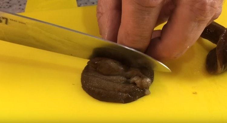 אנו קוצצים פטריות יער שהוכנו מראש.