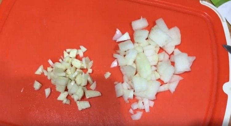 Se macină ceapa și usturoiul.