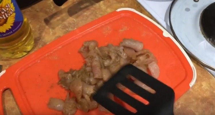 File de pui tăiat în felii, sare, piper.