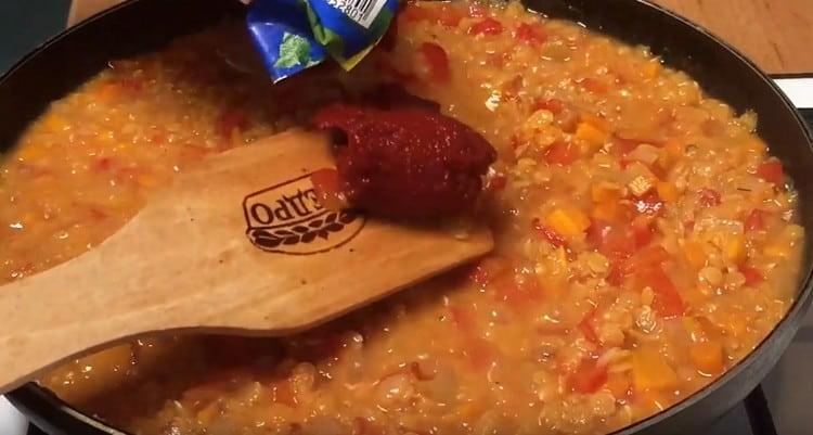 Adăugați pasta de roșii.