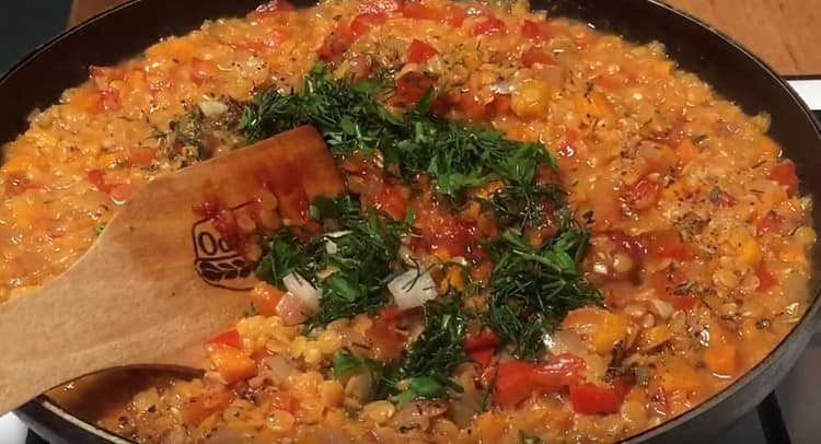 Adăugați verdeață tocată.