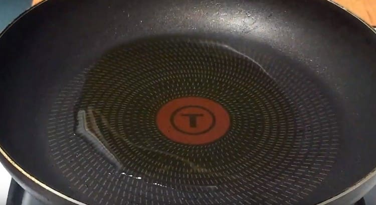 încălziți tigaia cu ulei vegetal.