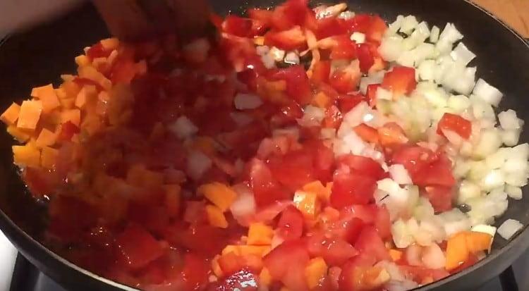 Fierbeți legumele până sunt moi.