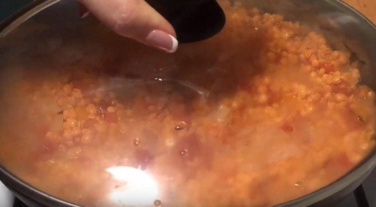 Adăugați apă și tocană legume cu linte sub capac.