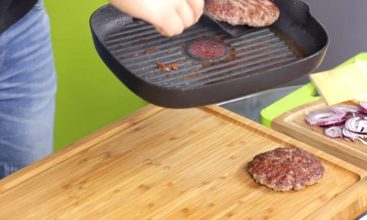 من المقلاة ، ننقل الفطائر إلى اللوحة أو الصفيحة ونتركها تبرد.