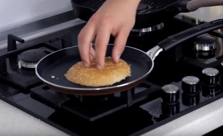 قطع الكعك وقطعهم في مقلاة جافة.