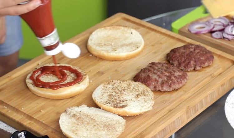 صب الكاتشب قليلا على الجزء السفلي من الكعكة.