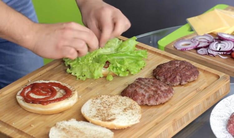 على رأس الكاتشب ، انشر ورقة الخس.