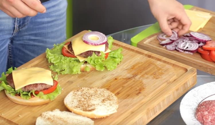 فوق الفطائر ، قمنا بنشر شريحة أخرى من الجبن والبصل عليها.