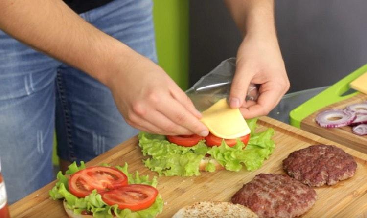 ضعي شريحة من الجبن على الطماطم.