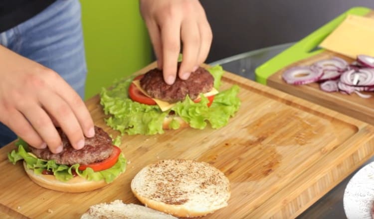 وضع كستلاتة على الجبن.