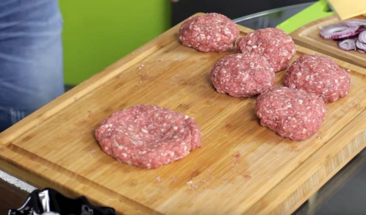 نحن شكل شرحات من اللحم المفروم.