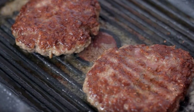 يقلى شرحات في مقلاة حتى لونها بنيا ذهبيا.