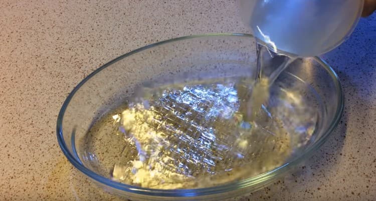 Отделно напълнете желатина с вода.