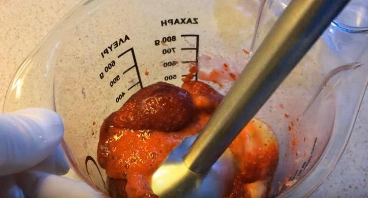 Нарязваме ягодите с добавка на сладко.