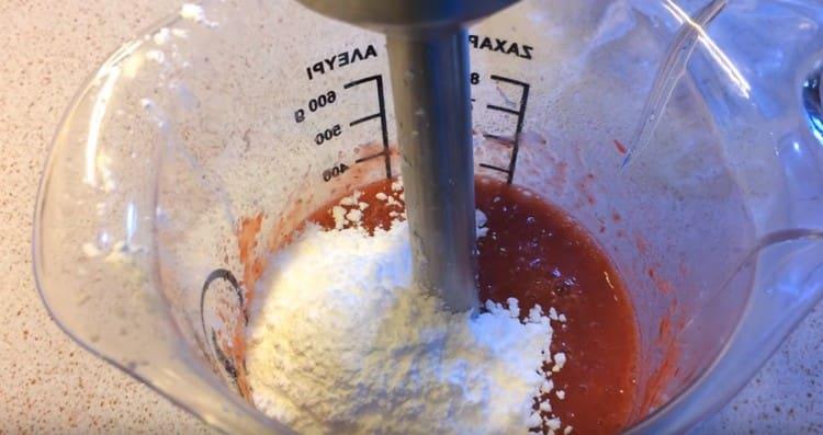 Към ягодовата маса добавете захарта за черешката.