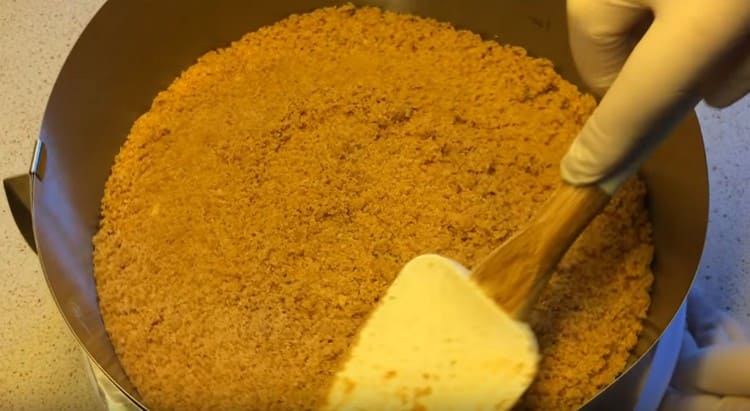 От получените трохи оформяме основата за нашия чийзкейк.