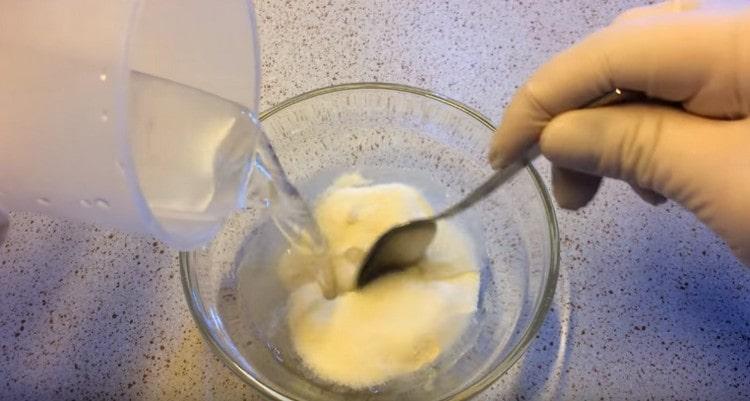 Отделно напълнете желатина с вода и разбъркайте.