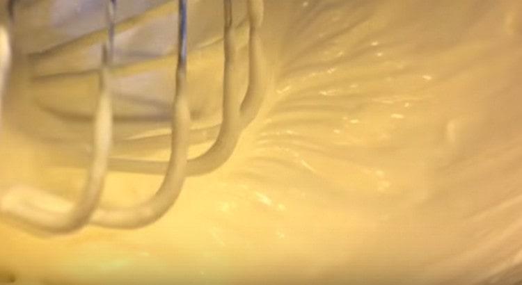 Отделно разбийте сметаната със захарта за глазура.