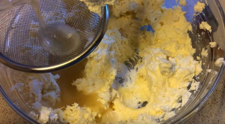 Филтрирайте желатина в маскарпоне през цедка.