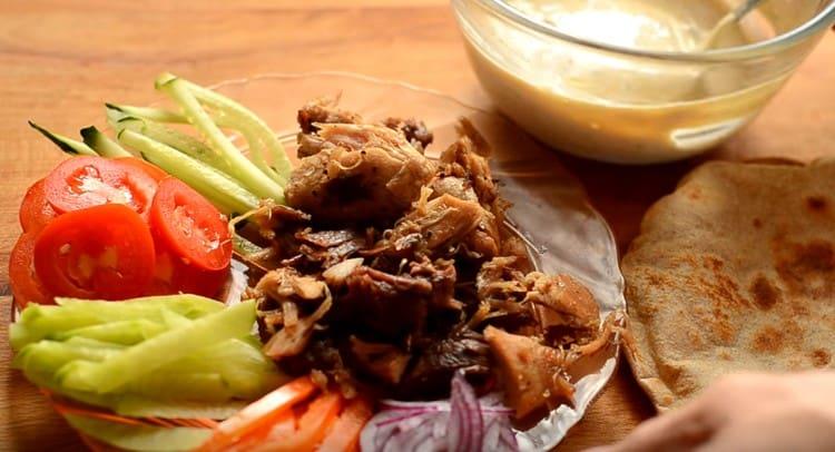 Nakrájejte zeleninu a maso na proužky.