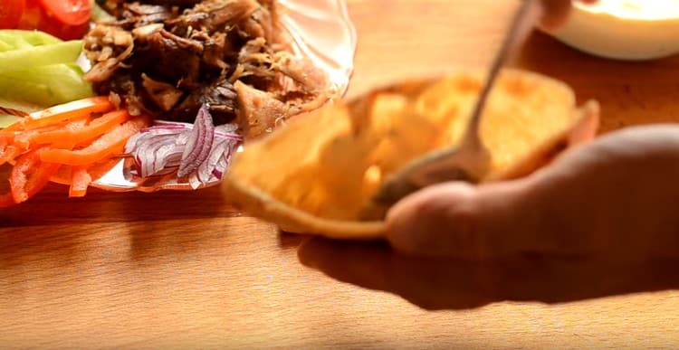 Uvnitř namažte pitu omáčkou.