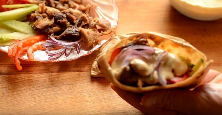 Znovu přidejte zeleninu a dejte na ni více omáčky a cibule.