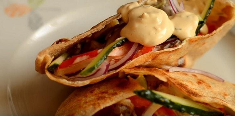 Tady máme tak lahodnou shawarmu v pita.