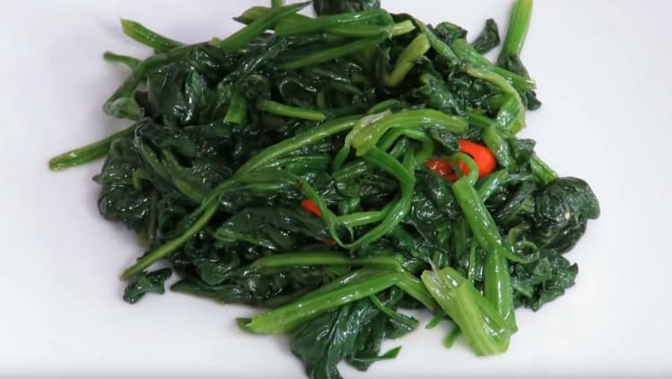Ang recipe na ito para sa paggawa ng spinach ay nagbibigay-daan sa iyo upang mabilis na gumawa ng isang nakapagpapalusog at malusog na ulam.