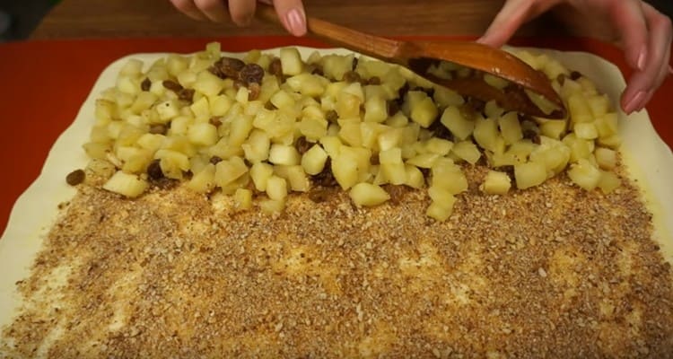 Сложете пълнежа от едната страна на тестото.