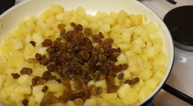 На следващо място, добавете ванилова захар и стафиди към пълнежа.