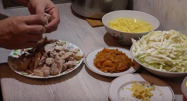 vyjmeme maso z vývaru a rozdělíme na kousky.