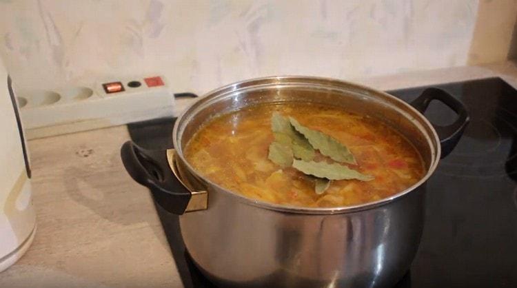 Do misky přidejte bobkový list.