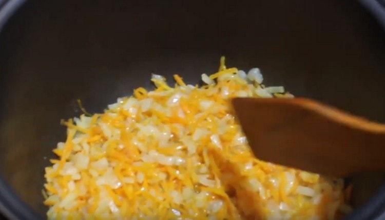 Fry nakrájenou cibuli a mrkev, dokud měkké.