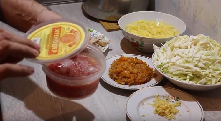 Používáme zmrazená nebo čerstvá rajčata nakrájená na kousky.