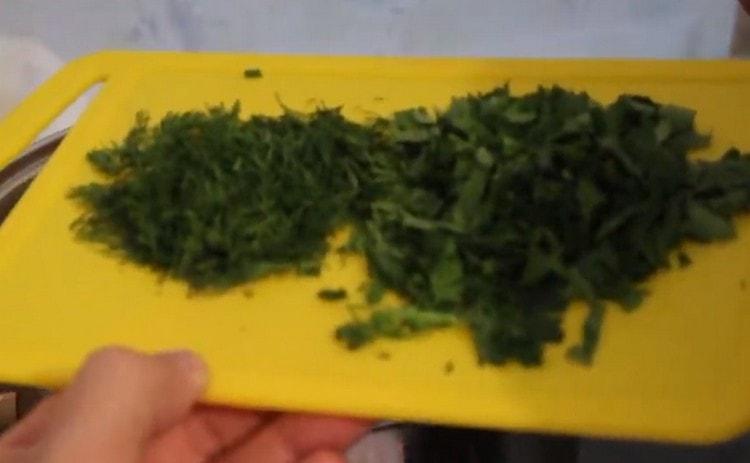 Rozdrťte čerstvé bylinky.