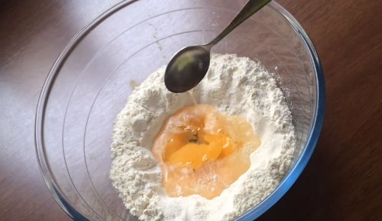 Pinalo namin ang itlog sa harina, magdagdag ng asin at langis ng gulay