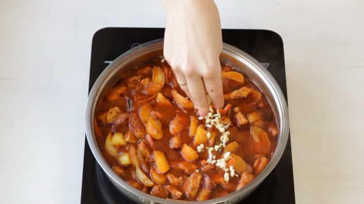 Fügen Sie Knoblauch hinzu, um Grundlagen zu bilden