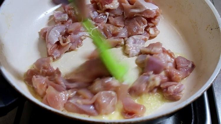 Pentru a găti busuiocul, prăjiți carnea