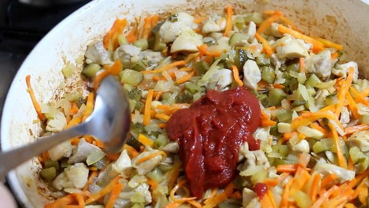 Adăugați pasta de roșii pentru a face elementele de bază