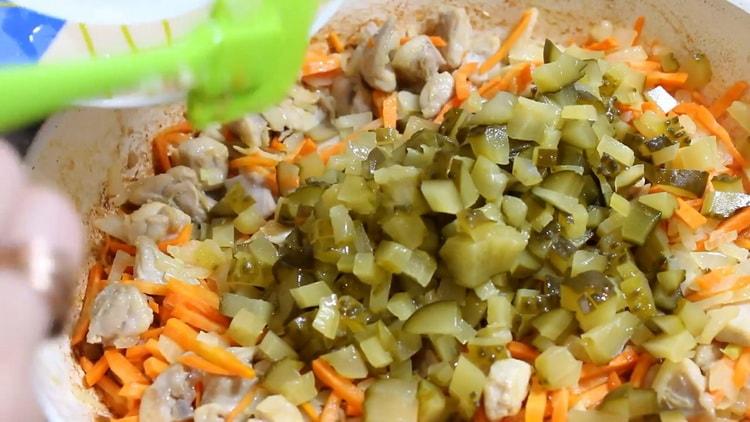 Combinați ingredientele pentru a face elementele de bază