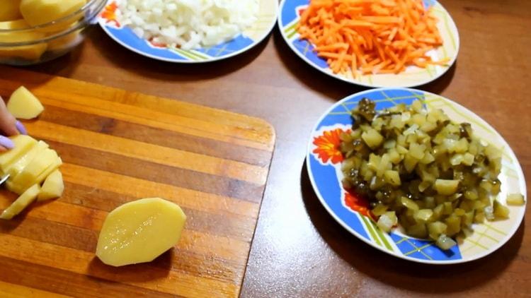 Pentru a pregăti elementele de bază, toacă cartofii